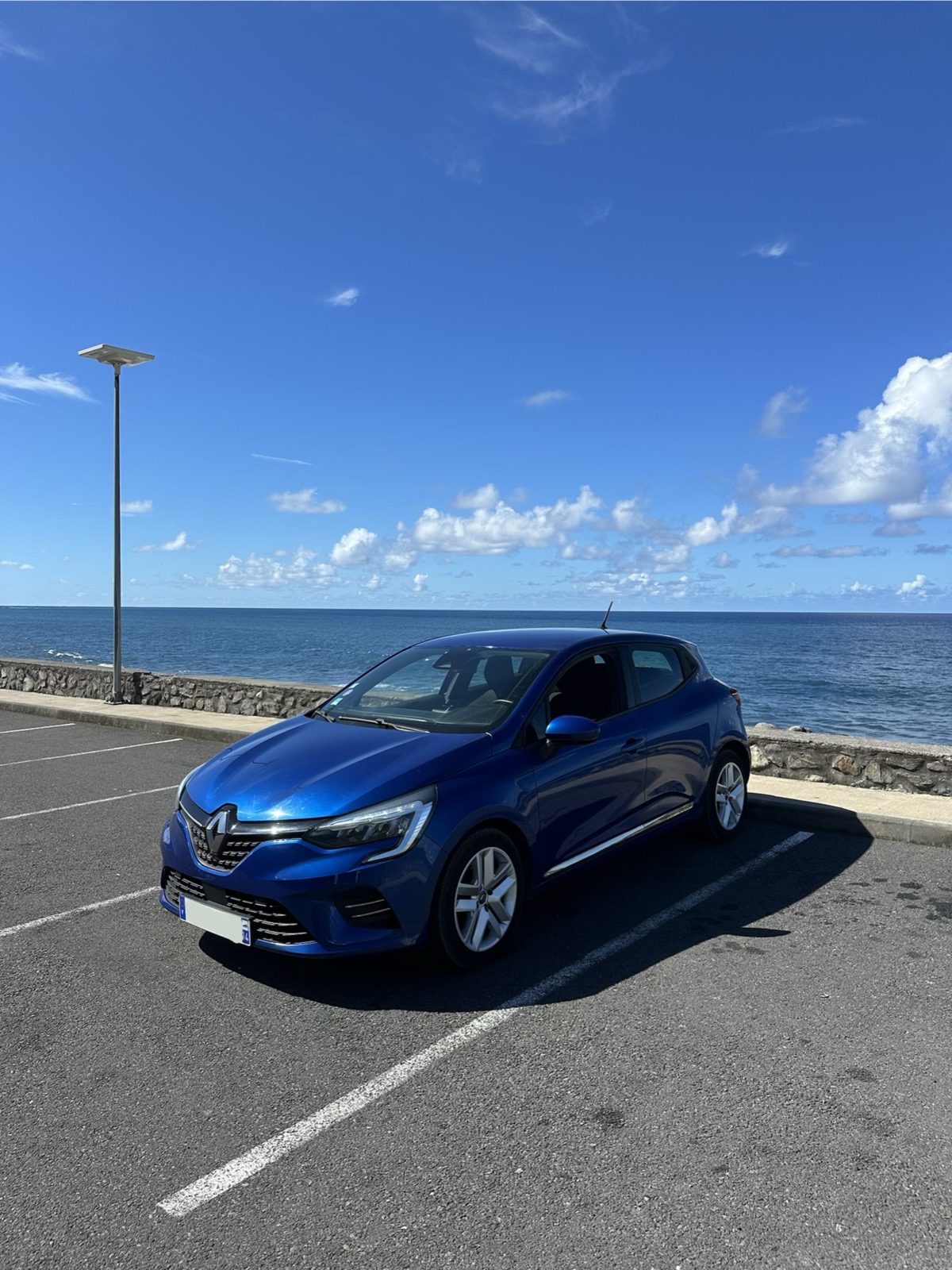 Renault Clio 5 bleue à louer à La Réunion