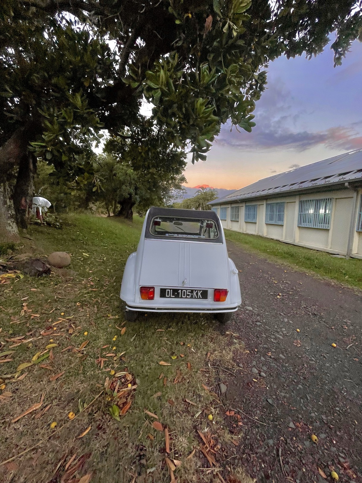 2CV au coucher de soleil