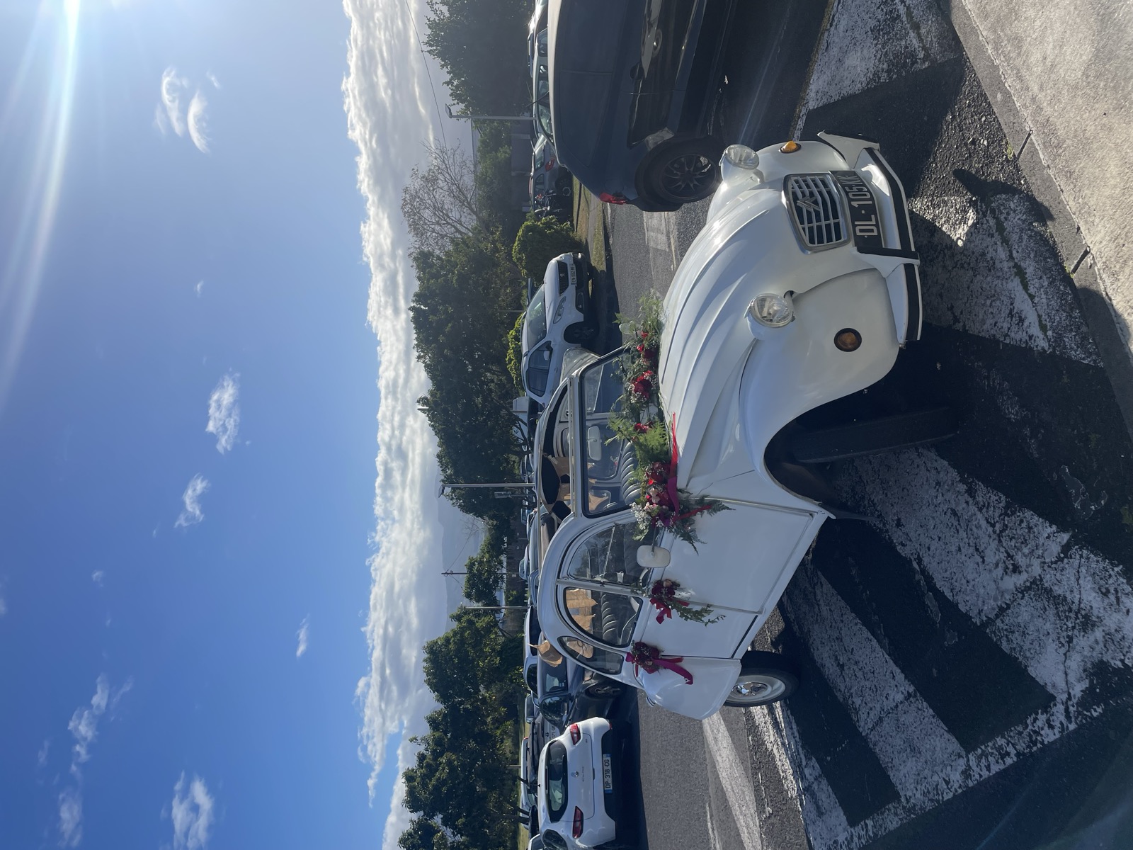 Citroën 2CV blanche décorée de fleurs pour un mariage à La Réunion