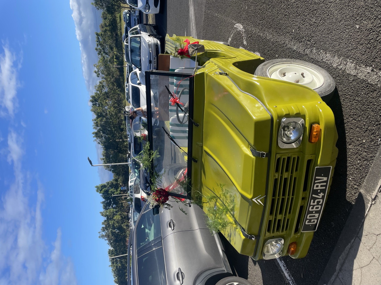 Citroën Méhari verte décorée de fleurs pour un mariage à La Réunion
