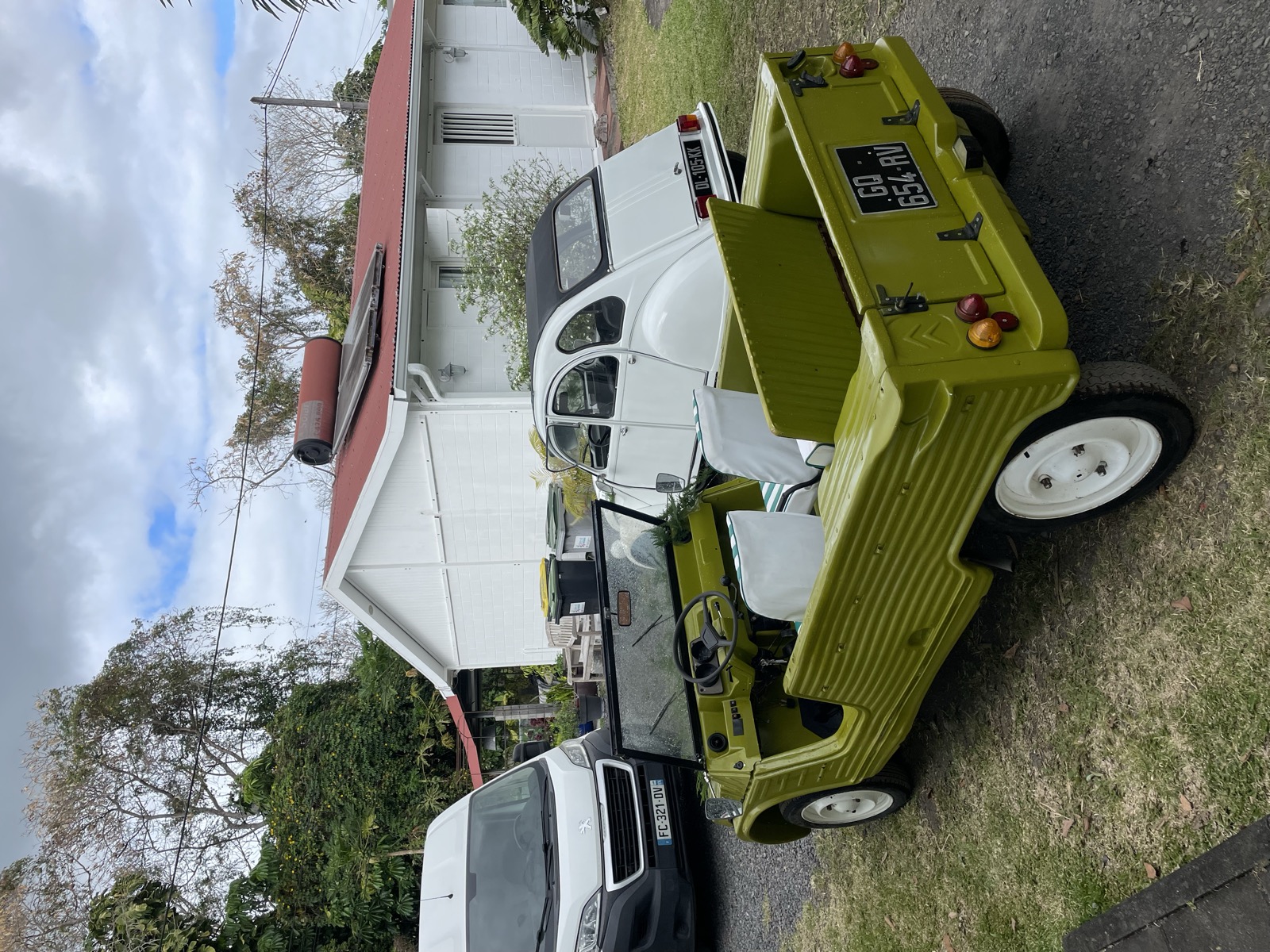 Méhari verte et 2CV blanche