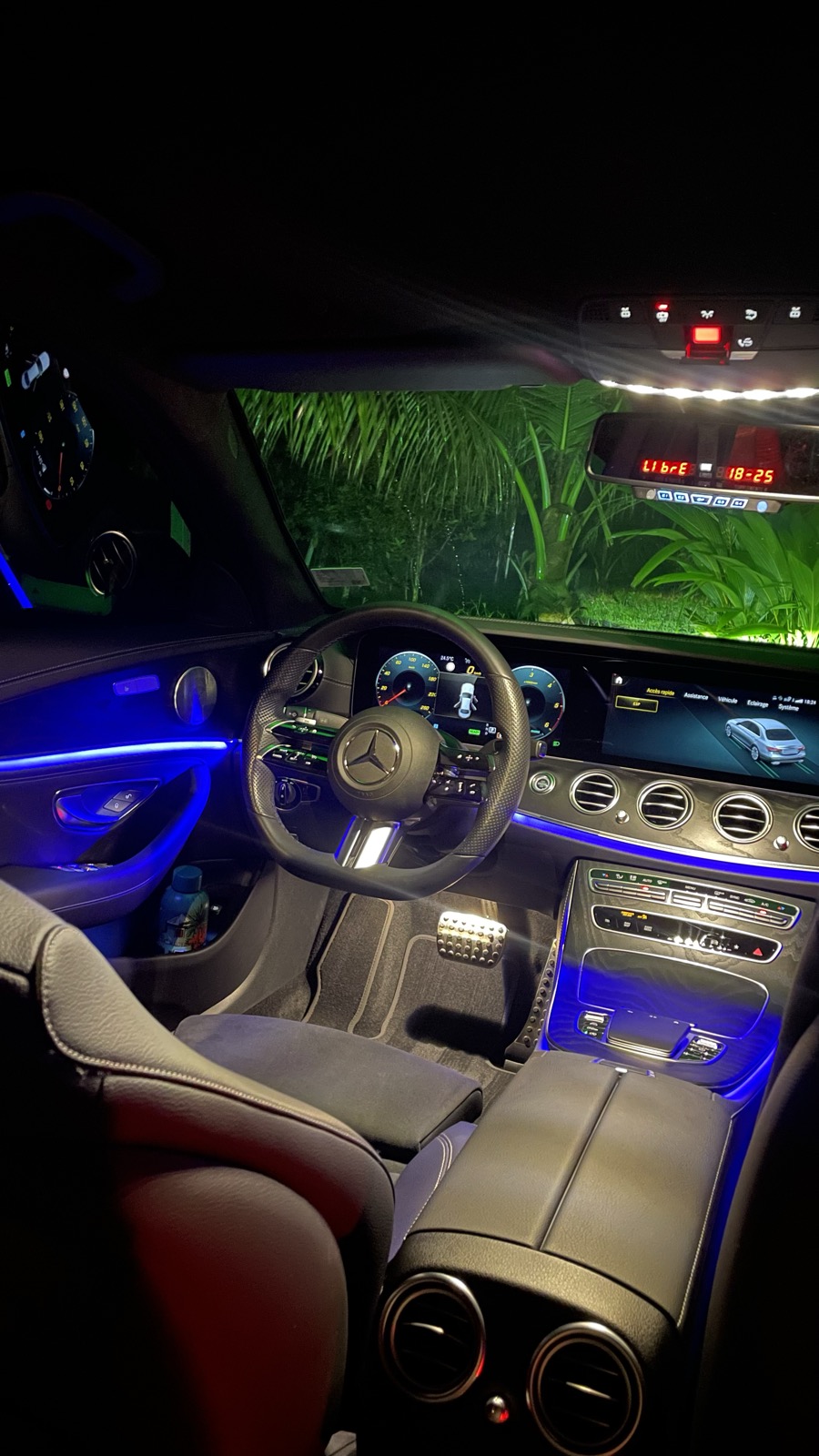 Mercedes Classe E intérieur ambiance nocturne