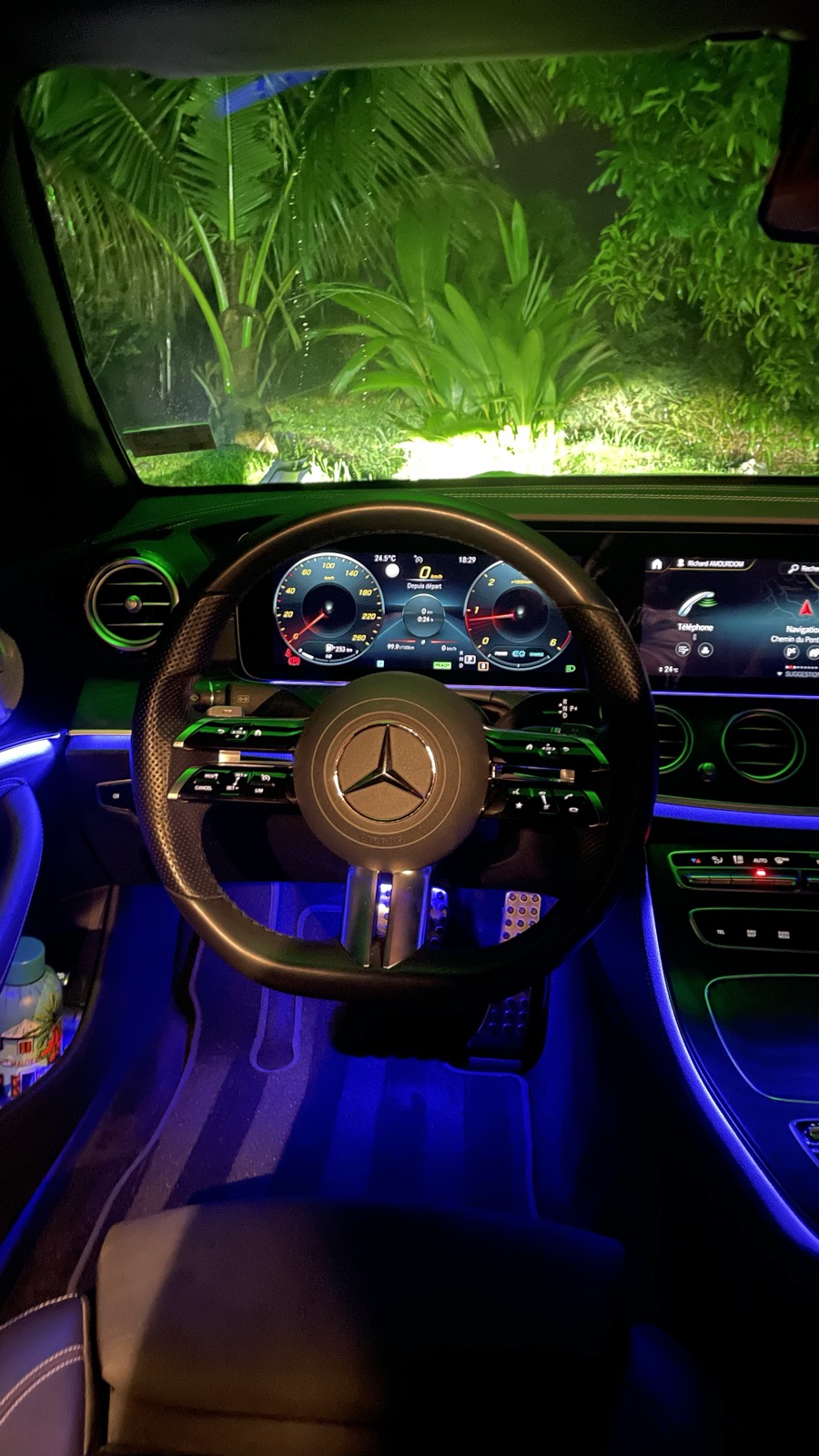 Mercedes Classe E volant et écrans