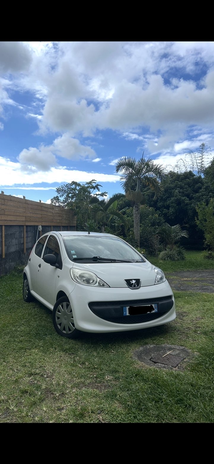 Peugeot 107 blanche de trois-quarts avant à La Réunion