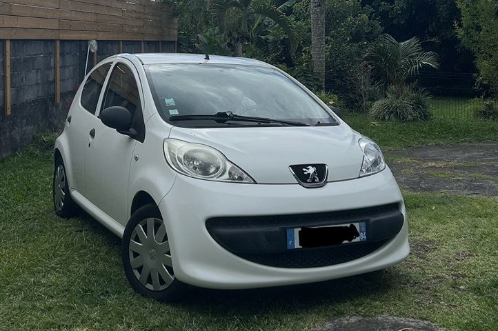 Peugeot 107 blanche à louer à La Réunion
